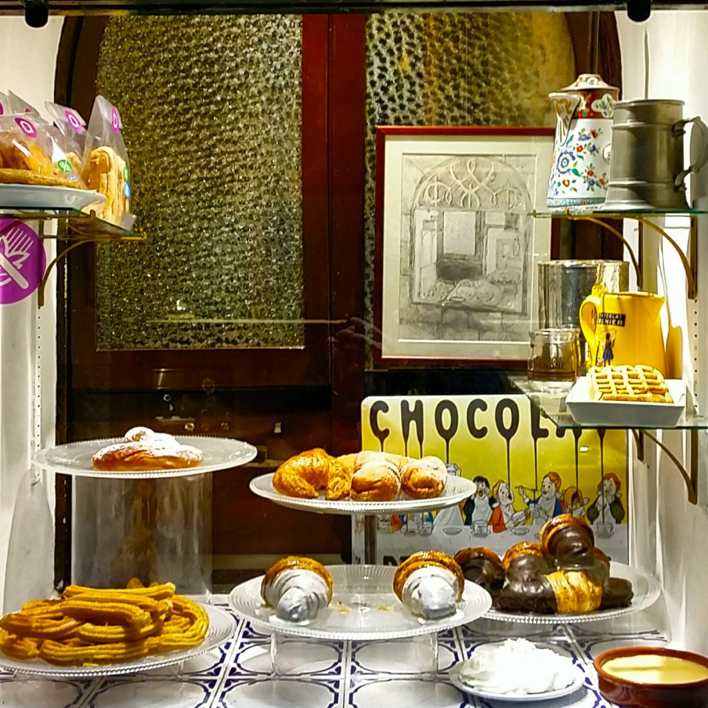 CHOCOLATE CON CHURROS EN EL CARRER PETRITXOL